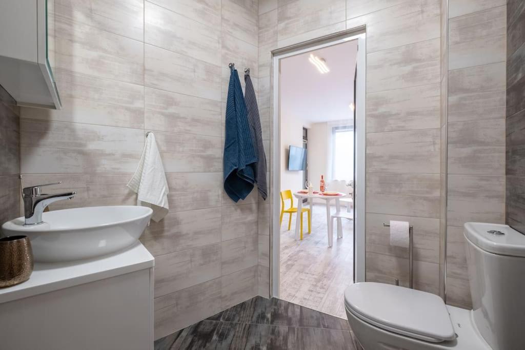 Bright & Chic Parkside Apartment