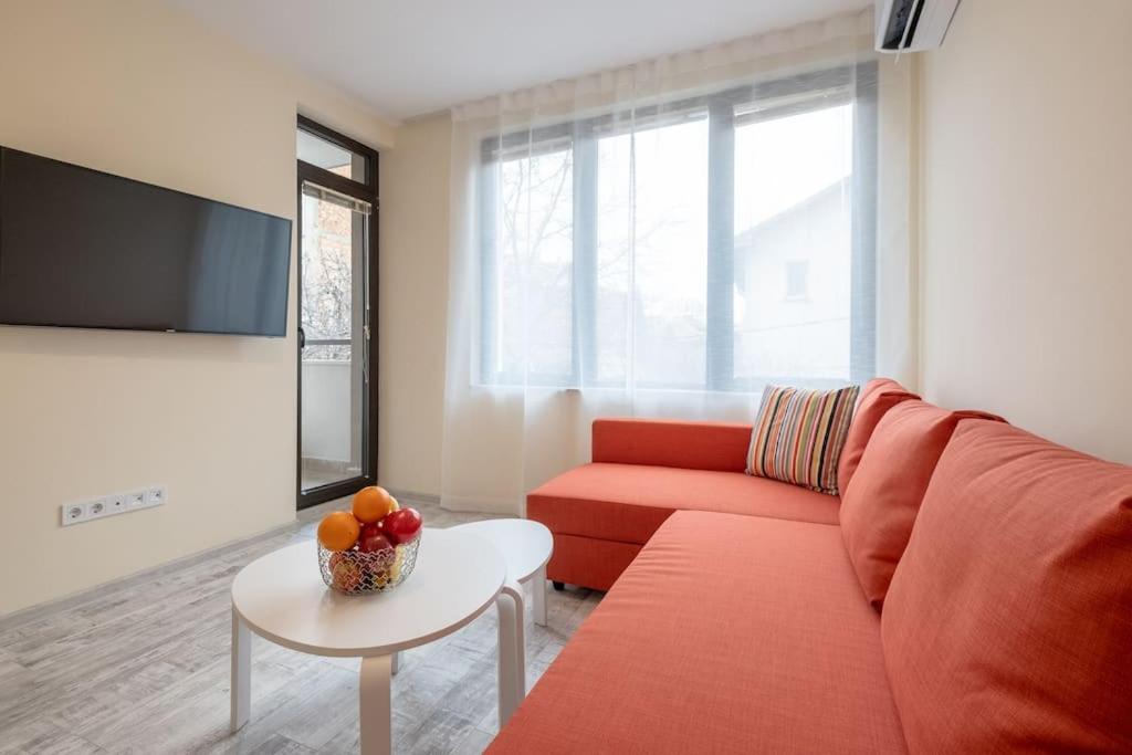 Bright & Chic Parkside Apartment