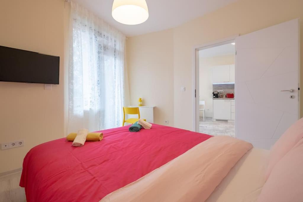 Bright & Chic Parkside Apartment