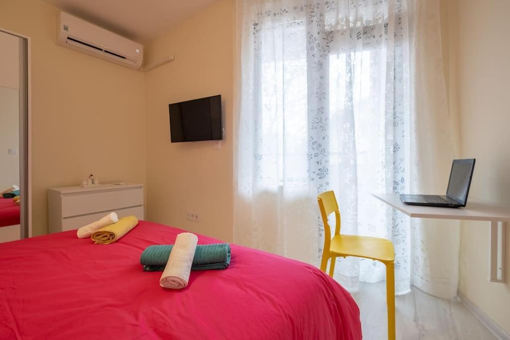 Bright & Chic Parkside Apartment
