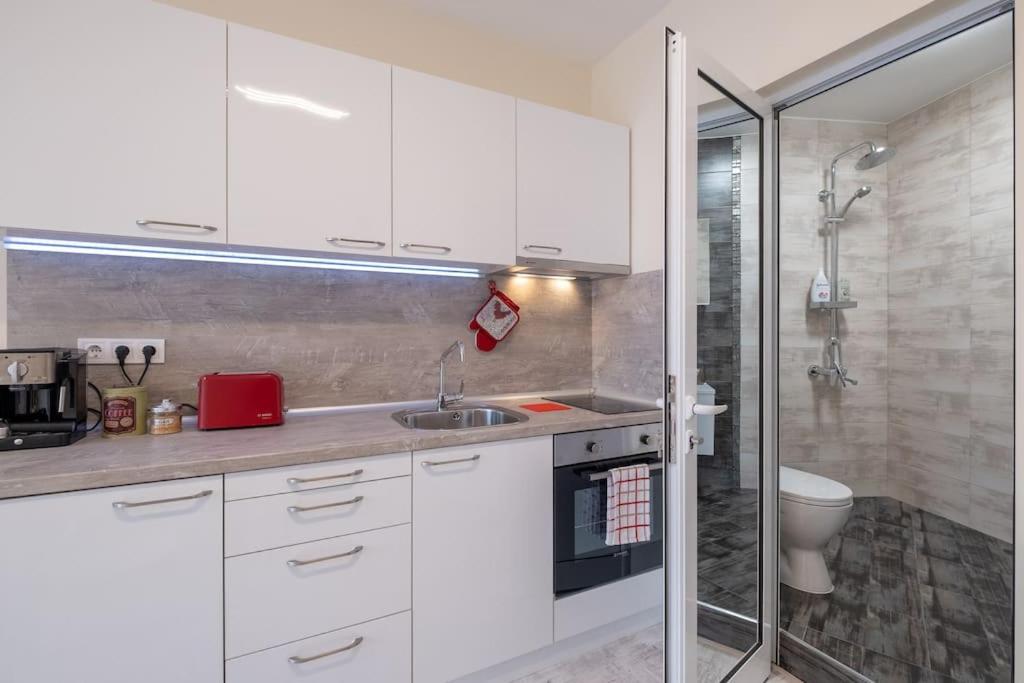 Bright & Chic Parkside Apartment