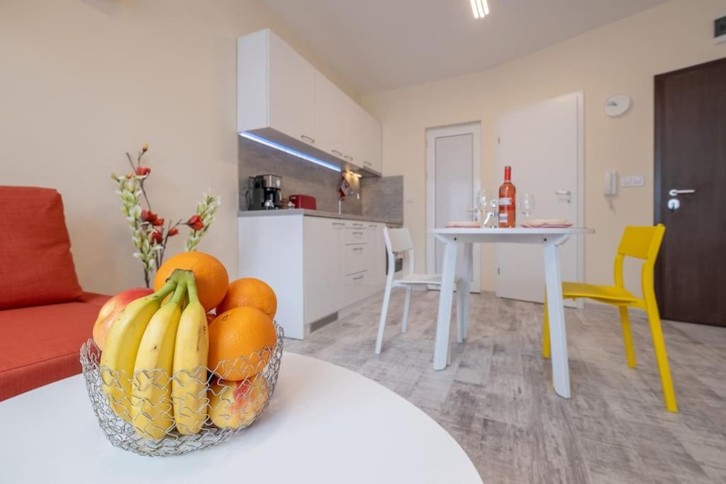 Bright & Chic Parkside Apartment