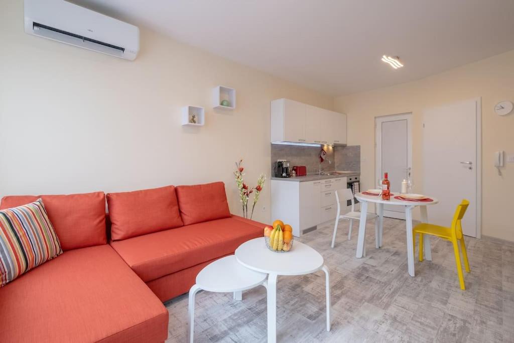 Bright & Chic Parkside Apartment