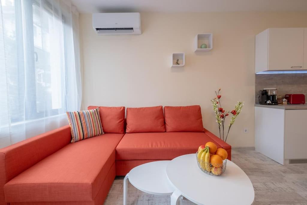 Bright & Chic Parkside Apartment
