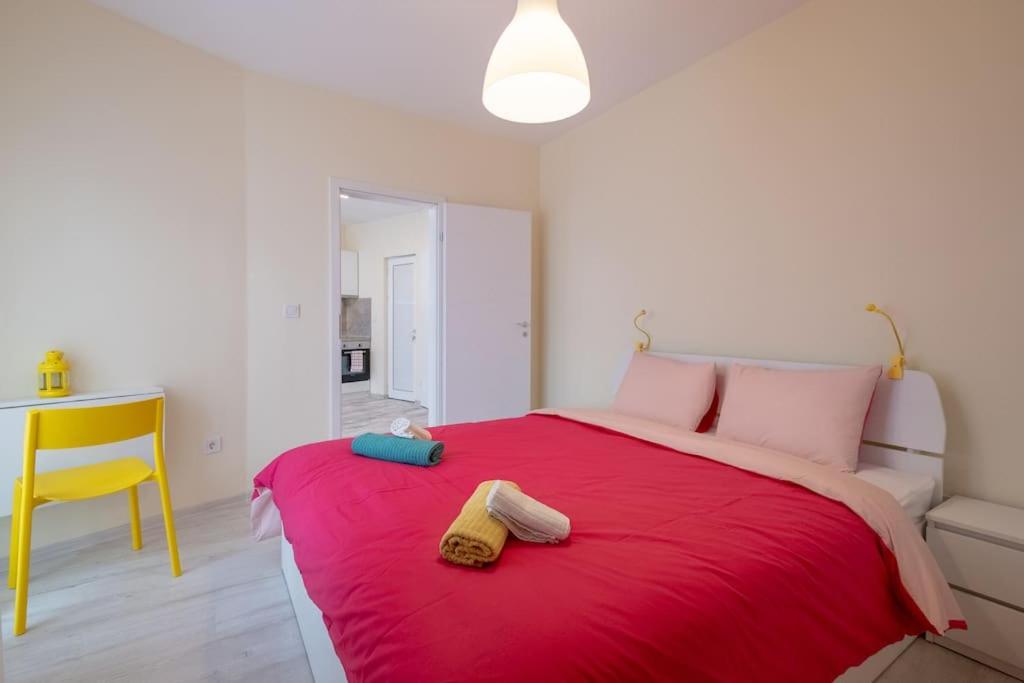Bright & Chic Parkside Apartment