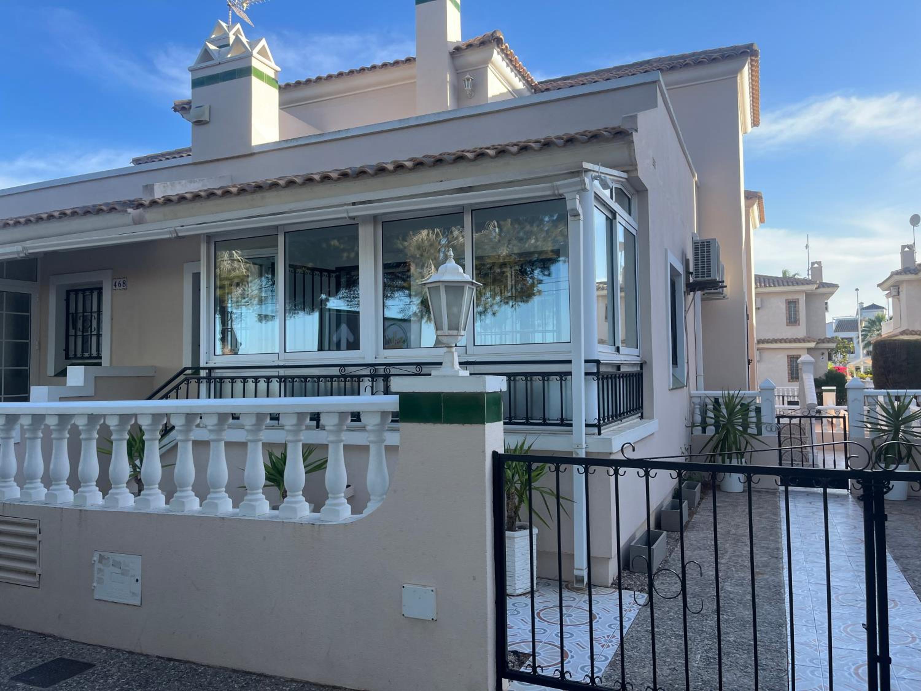 Stunning 3 bedroom Large House in Great Location view 3
