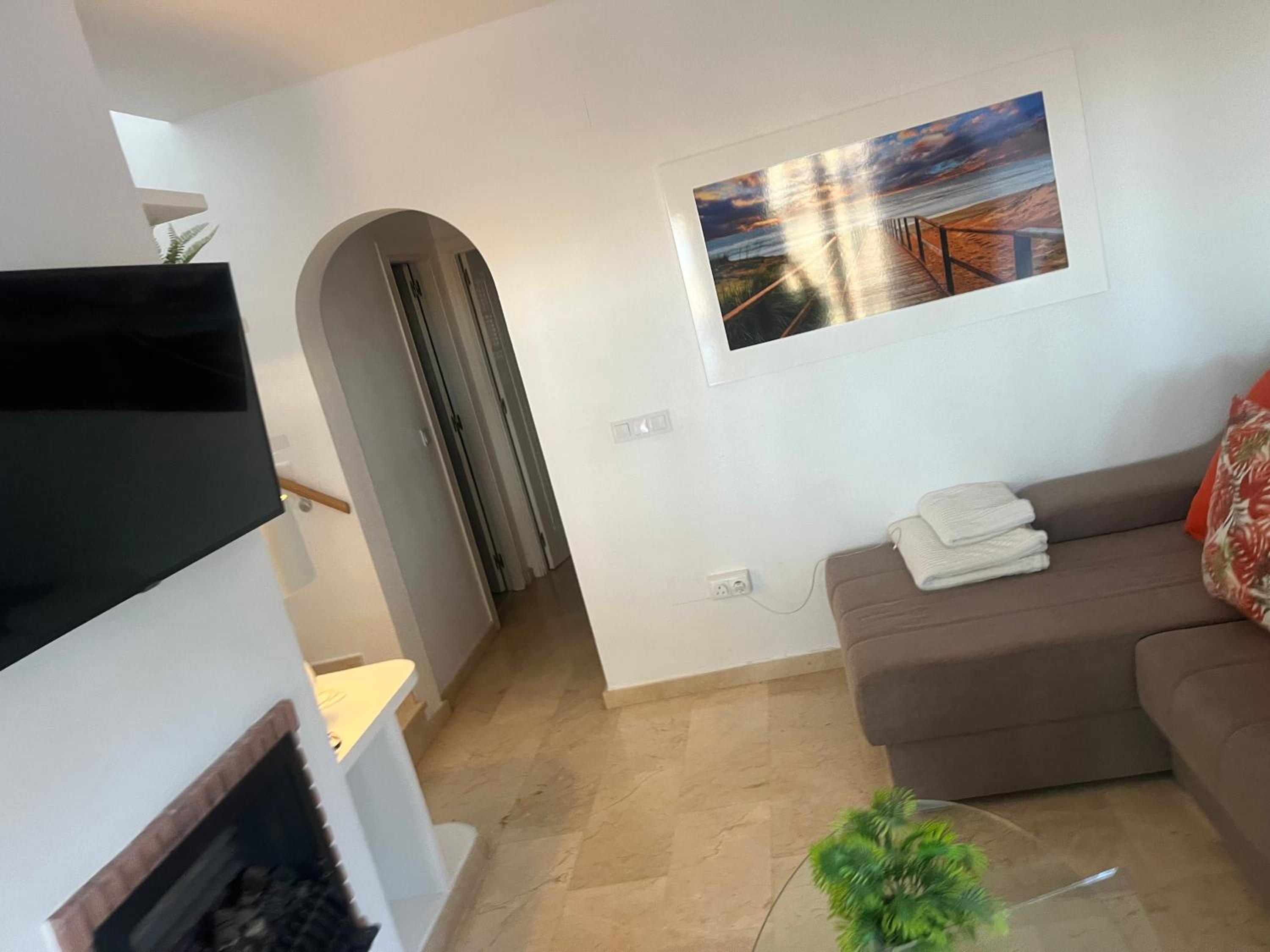 Stunning 3 bedroom Large House in Great Location view 4