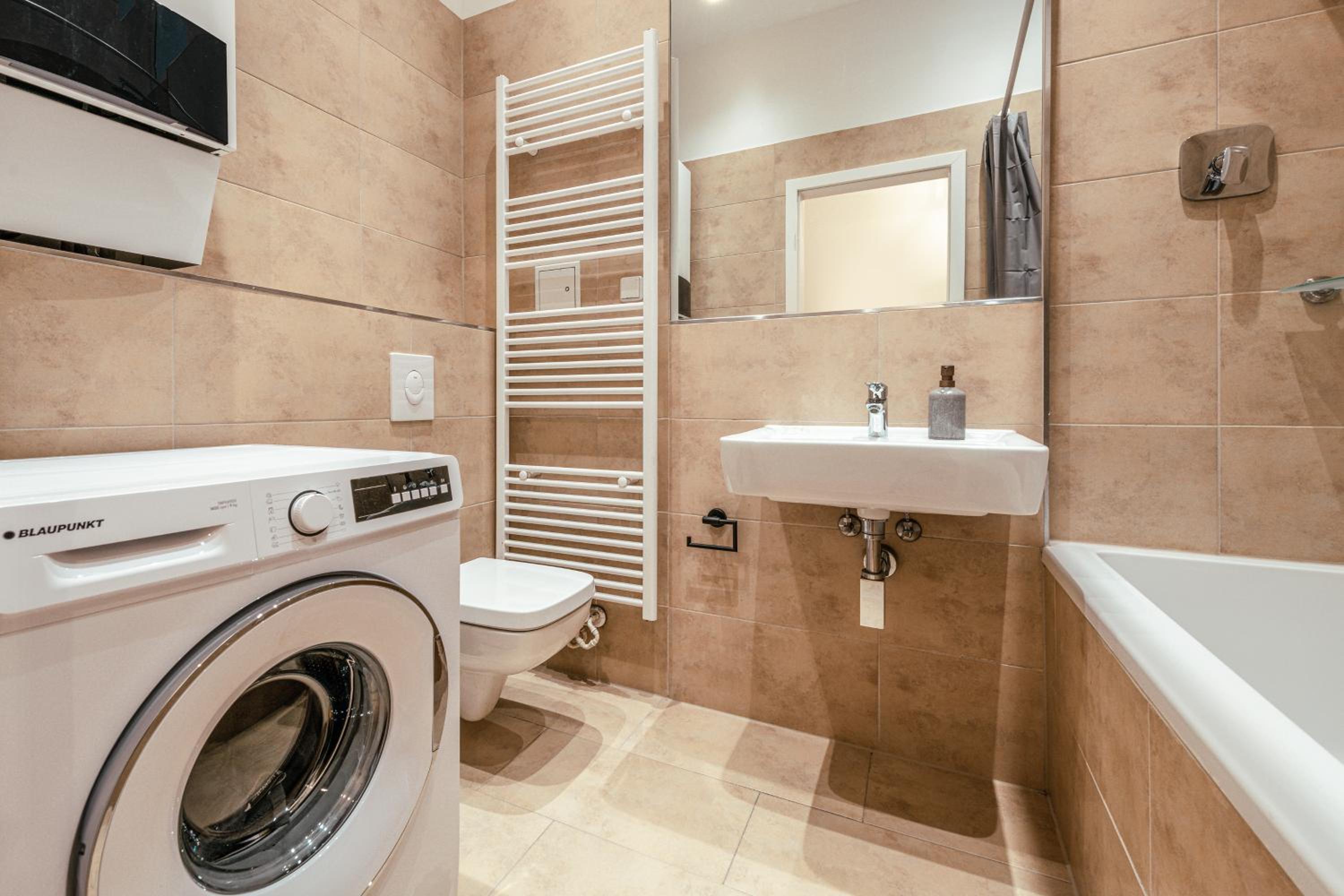 The Malmöer, modern 1 BR on 40m2, own backyard garden-terrace, quite & relaxed, however central in Prenzlauer Berg
