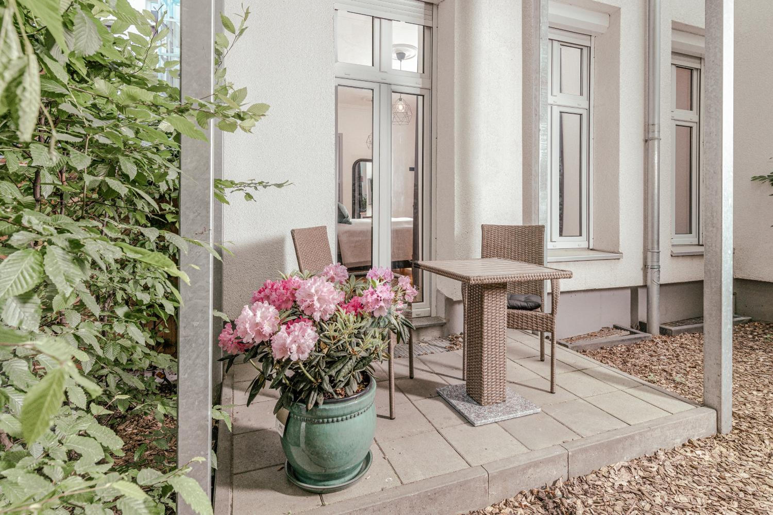 The Malmöer, modern 1 BR on 40m2, own backyard garden-terrace, quite & relaxed, however central in Prenzlauer Berg