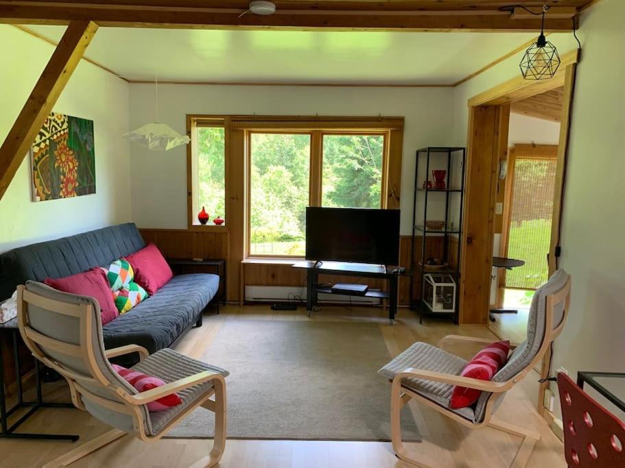 Tranquil private get away cottage in the woods