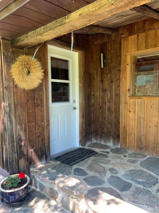 Tranquil private get away cottage in the woods