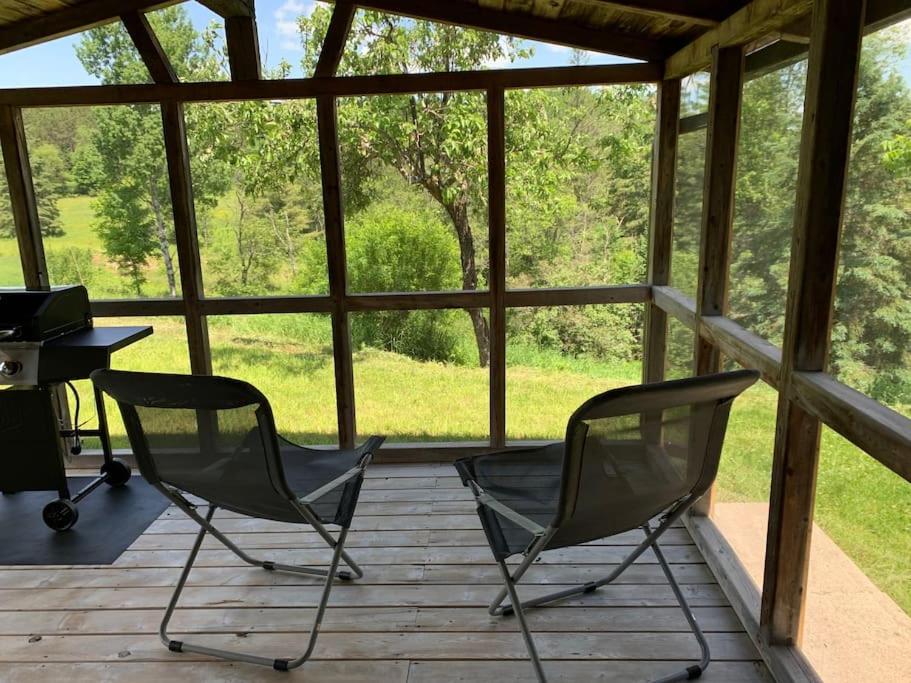 Tranquil private get away cottage in the woods