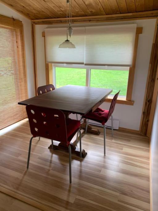 Tranquil private get away cottage in the woods