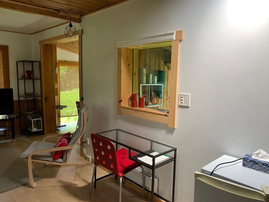 Tranquil private get away cottage in the woods