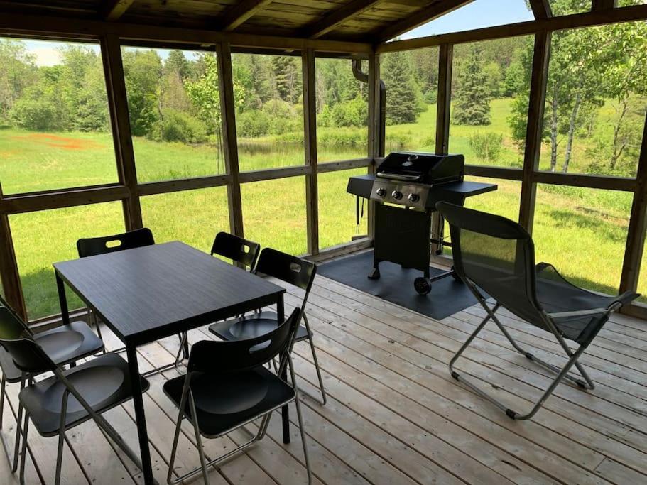 Tranquil private get away cottage in the woods