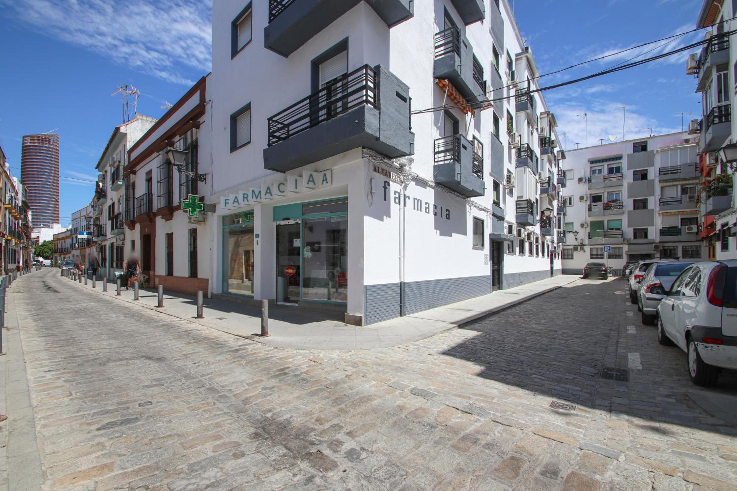 Spacious 2 bedroom apt in the heart of Triana view 3