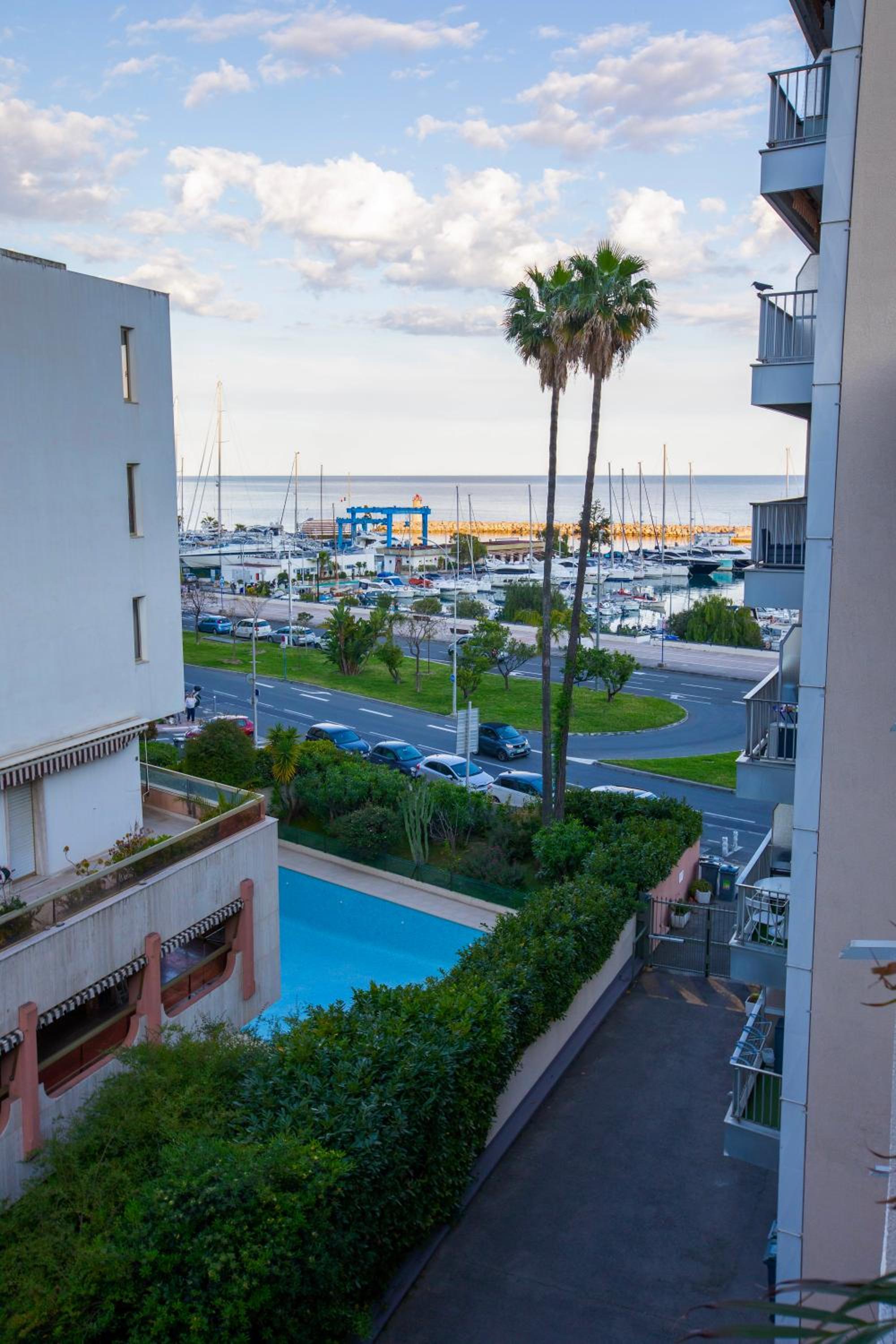 Studio Menton vue mer proche plage et gare
