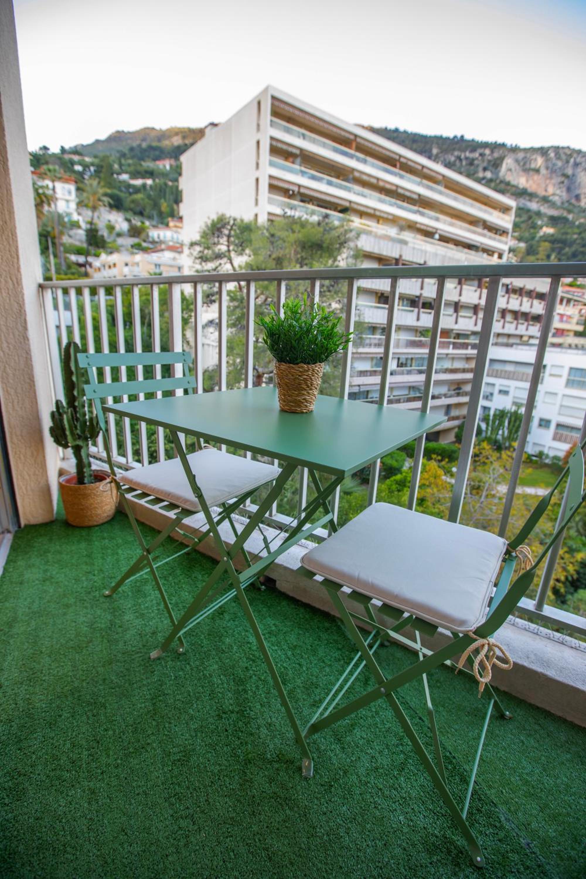 Studio Menton vue mer proche plage et gare