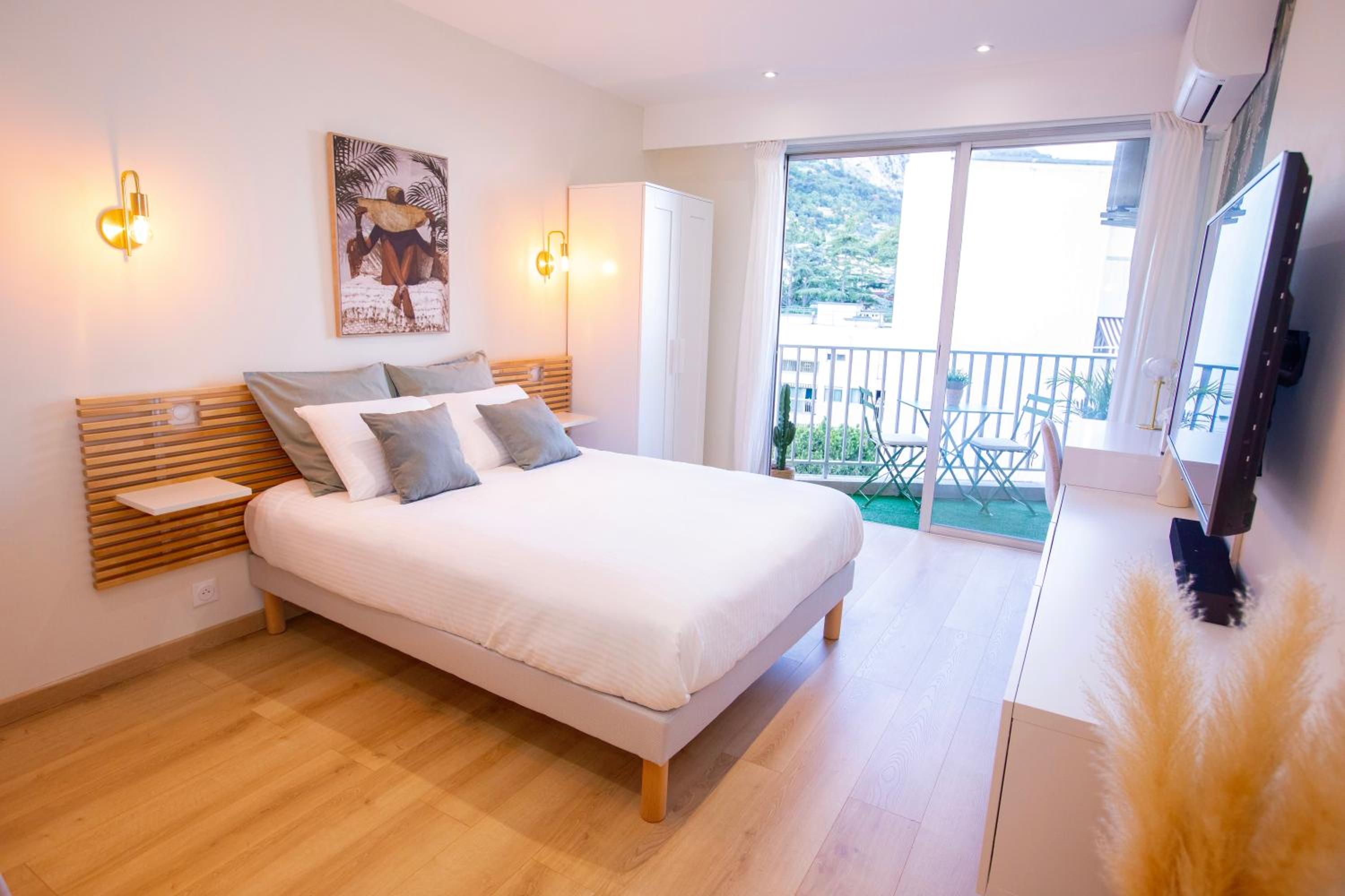 Studio Menton vue mer proche plage et gare