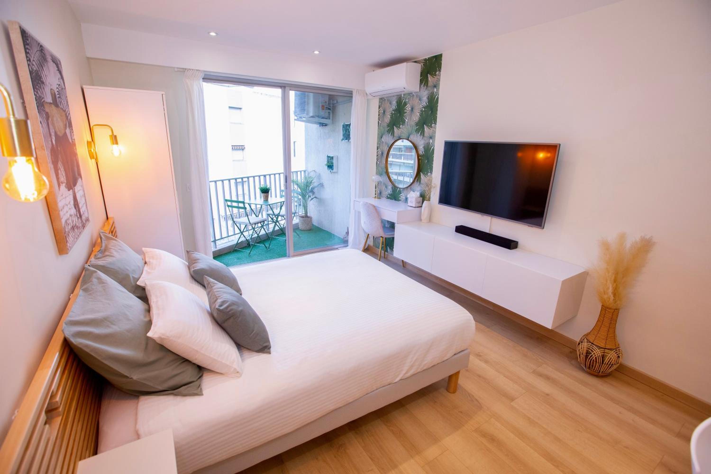 Studio Menton vue mer proche plage et gare