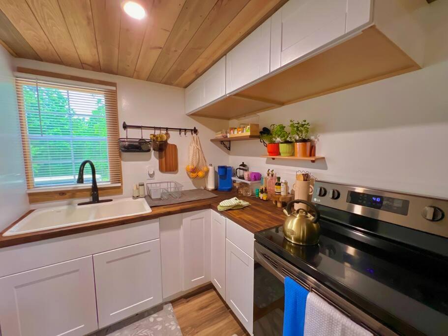 Luxury Tiny Home with AC + Heat near Texarkana, TX view 3