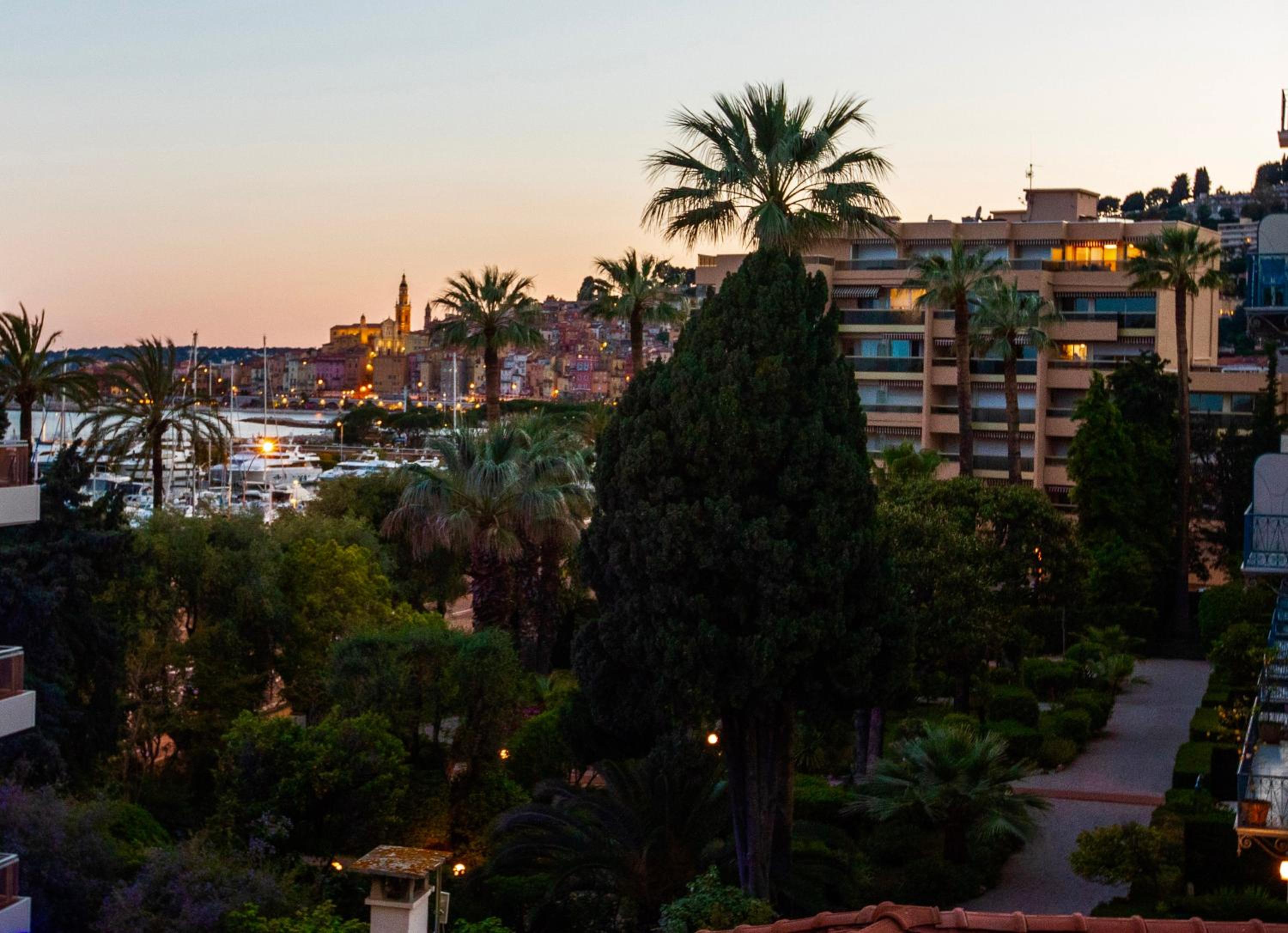 Studio Menton vue mer proche plage et gare