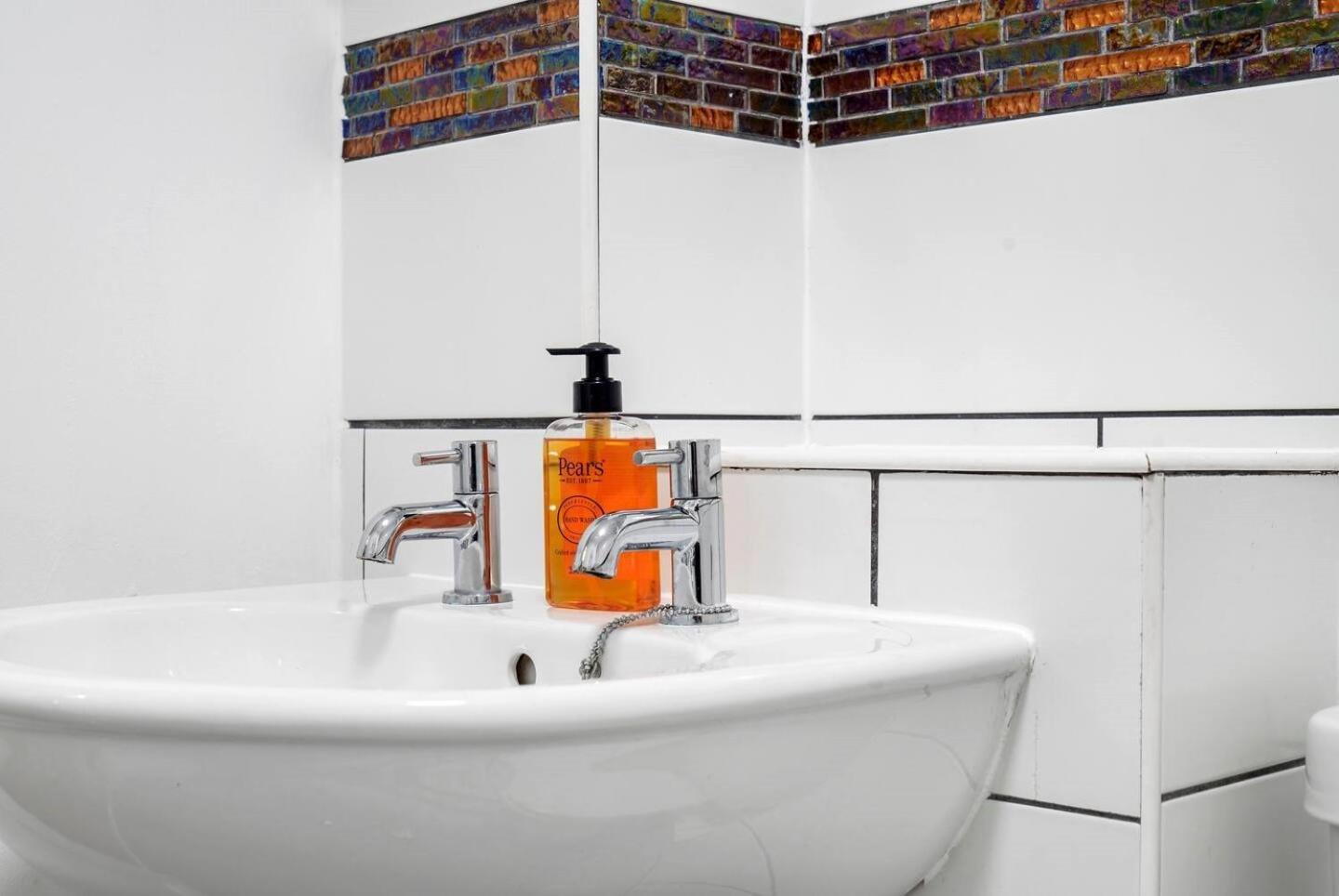 Luxurious 2-Bedroom Apartment with Free Parking view 3