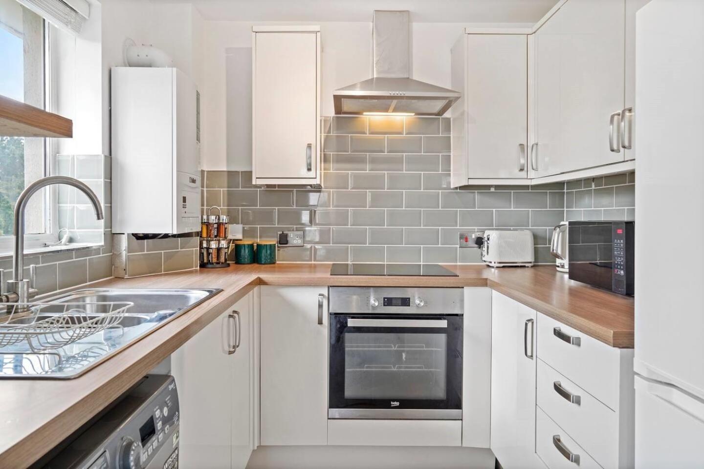Luxurious 2-Bedroom Apartment with Free Parking view 4