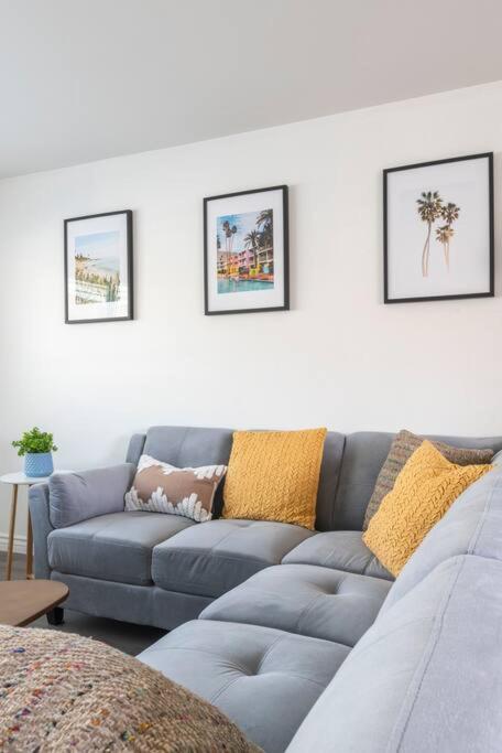 Modern 2BR Condo with King Bed & Balcony near LA view 2