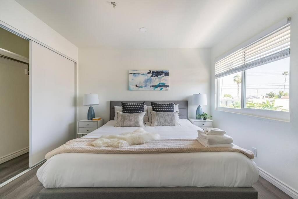 Modern 2BR Condo with King Bed & Balcony near LA view 3