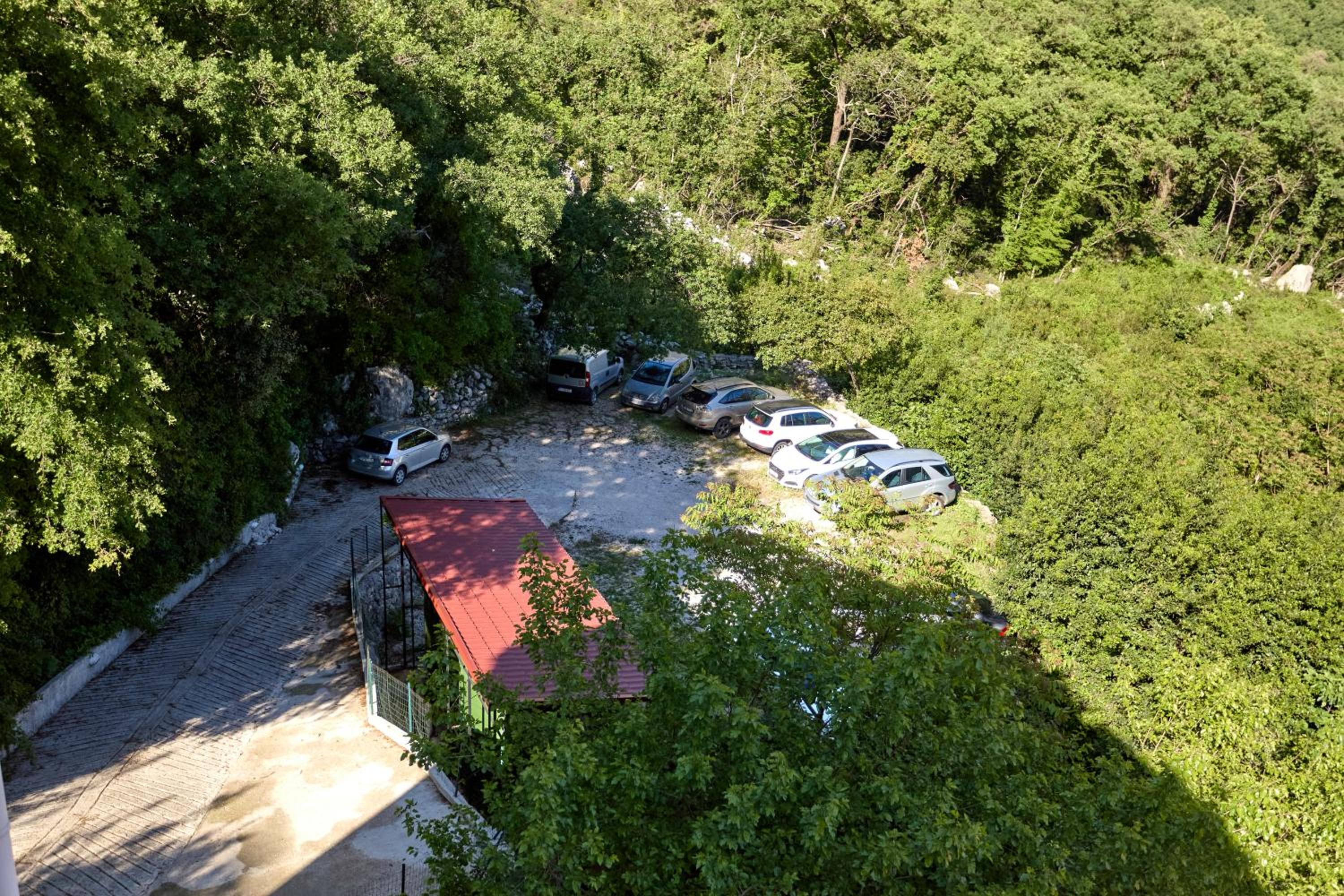 GREEN HILL Aparts with POOL & SCENIC VIEW photo 5