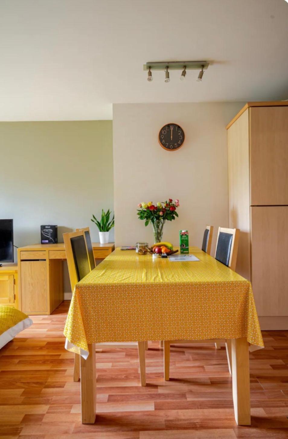 Spacious Home Near Royal Mile with Free Parking, lift and Sunny Balcony view 2