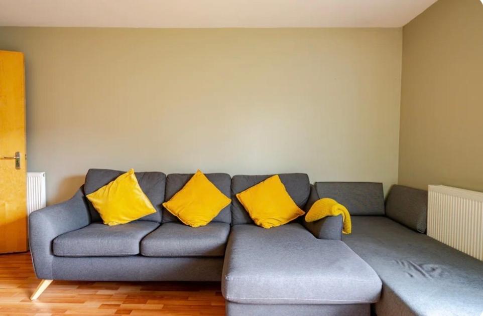 Spacious Home Near Royal Mile with Free Parking, lift and Sunny Balcony view 5