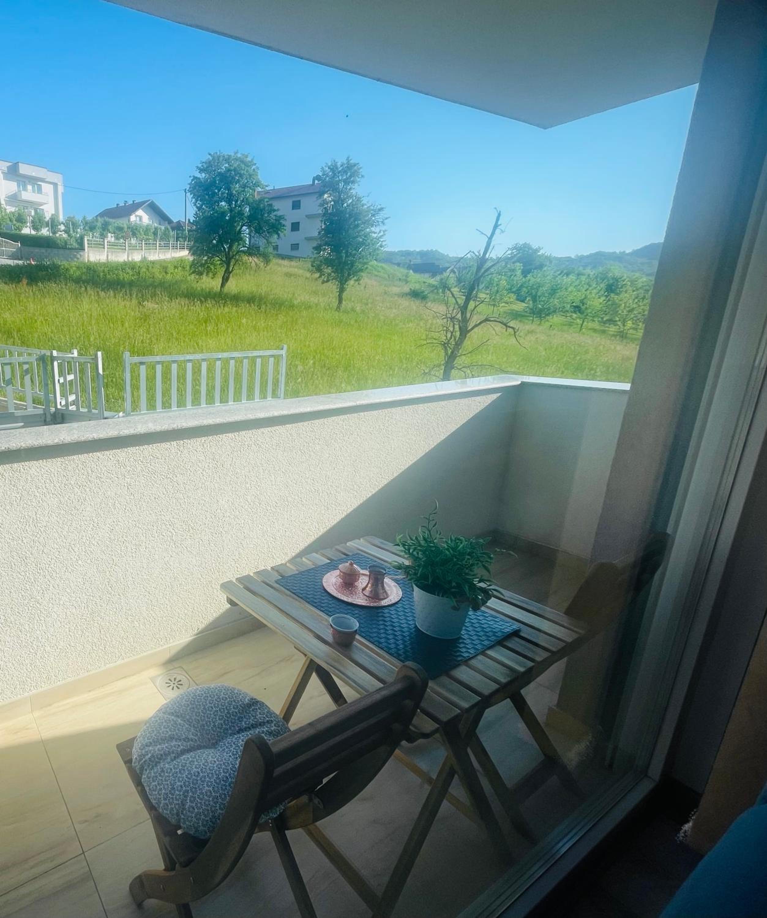 Happy Dreams Oasis Cazin, Modernes Apartment 60m2, WiFi & Balkon