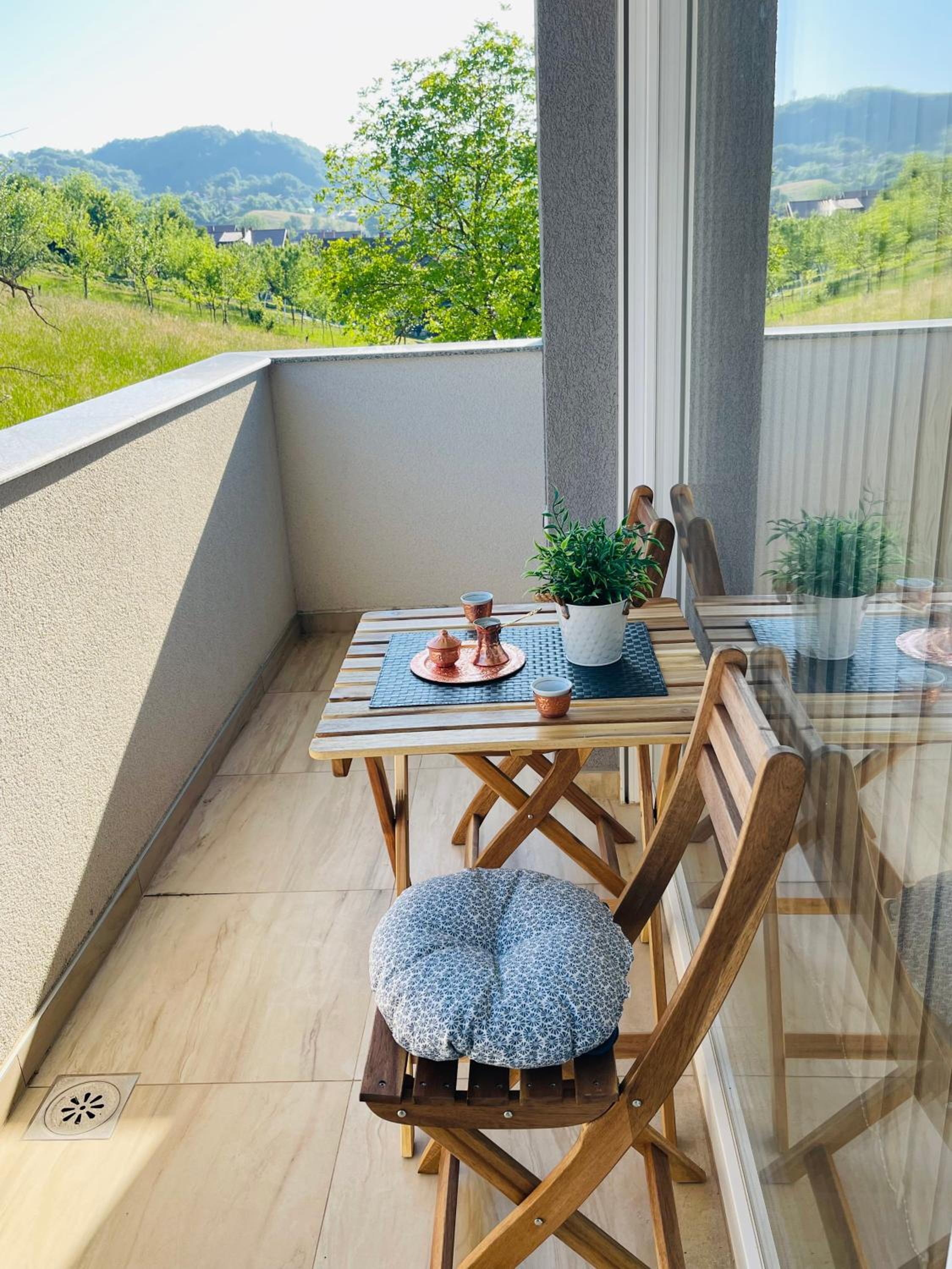 Happy Dreams Oasis Cazin, Modernes Apartment 60m2, WiFi & Balkon