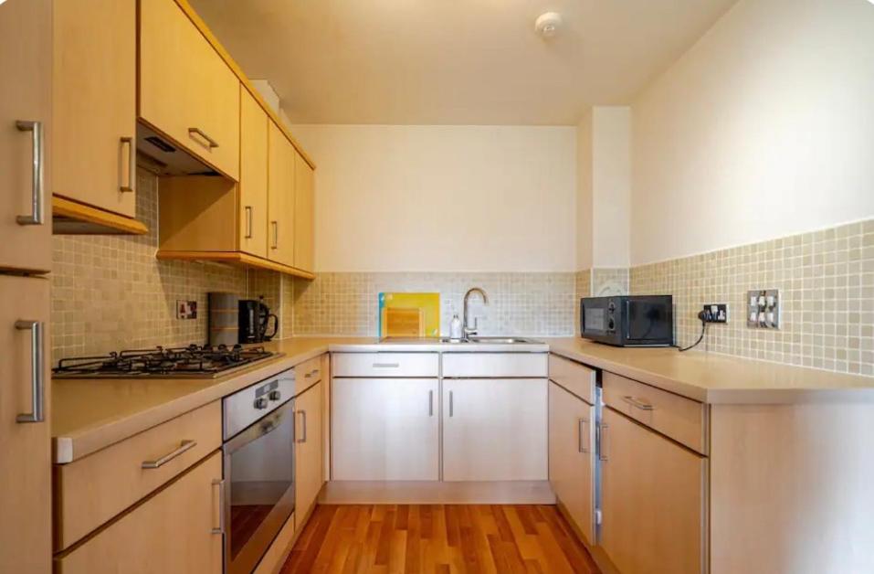 Spacious Home Near Royal Mile with Free Parking, lift and Sunny Balcony view 4