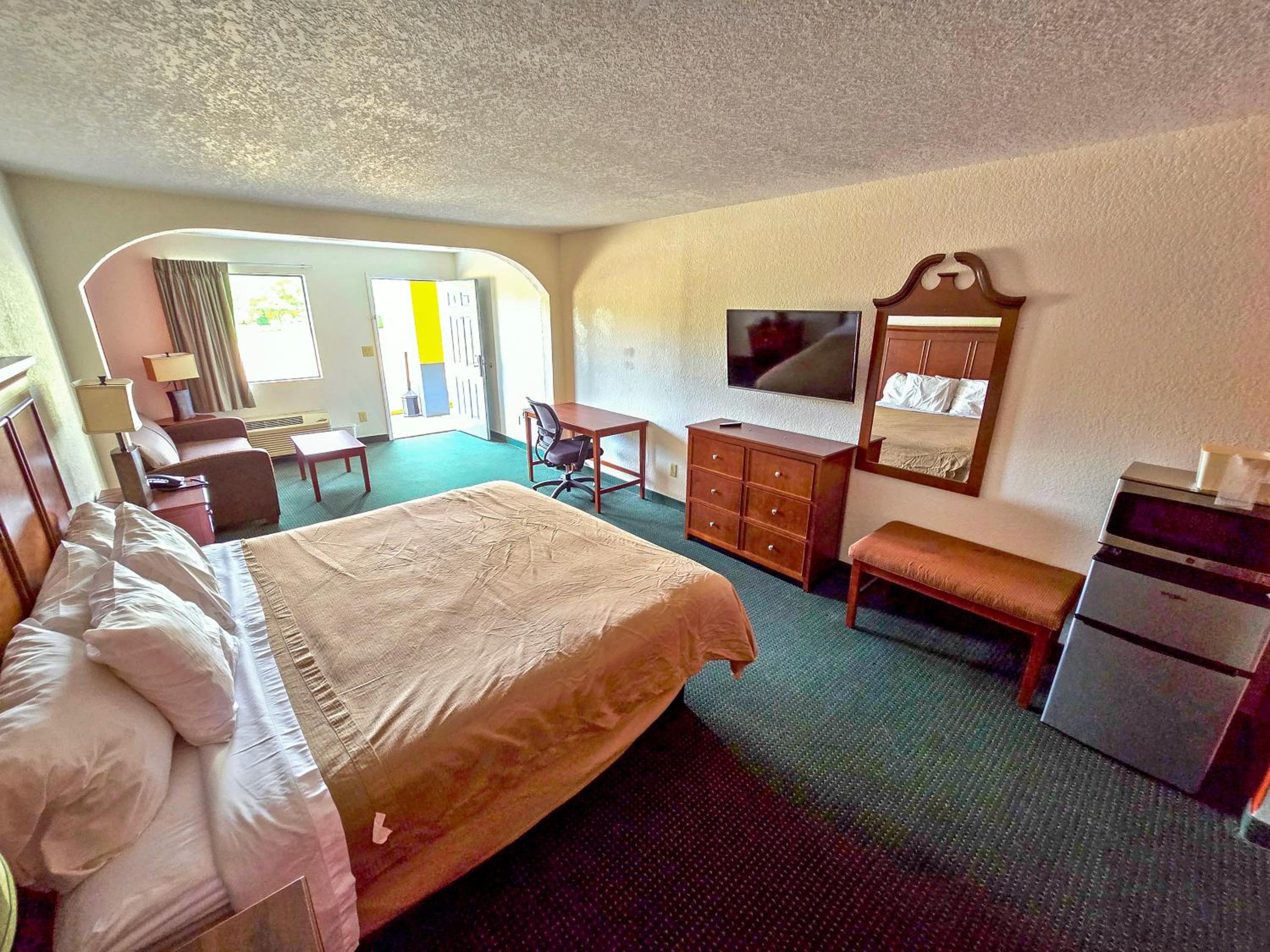 Garden Inn and Suites near Callaway Gardens Pine Mountain - Property Image 9