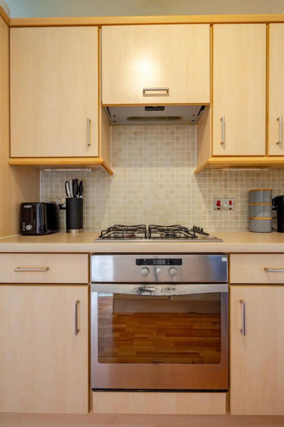 Spacious Home Near Royal Mile with Free Parking, lift and Sunny Balcony view 3