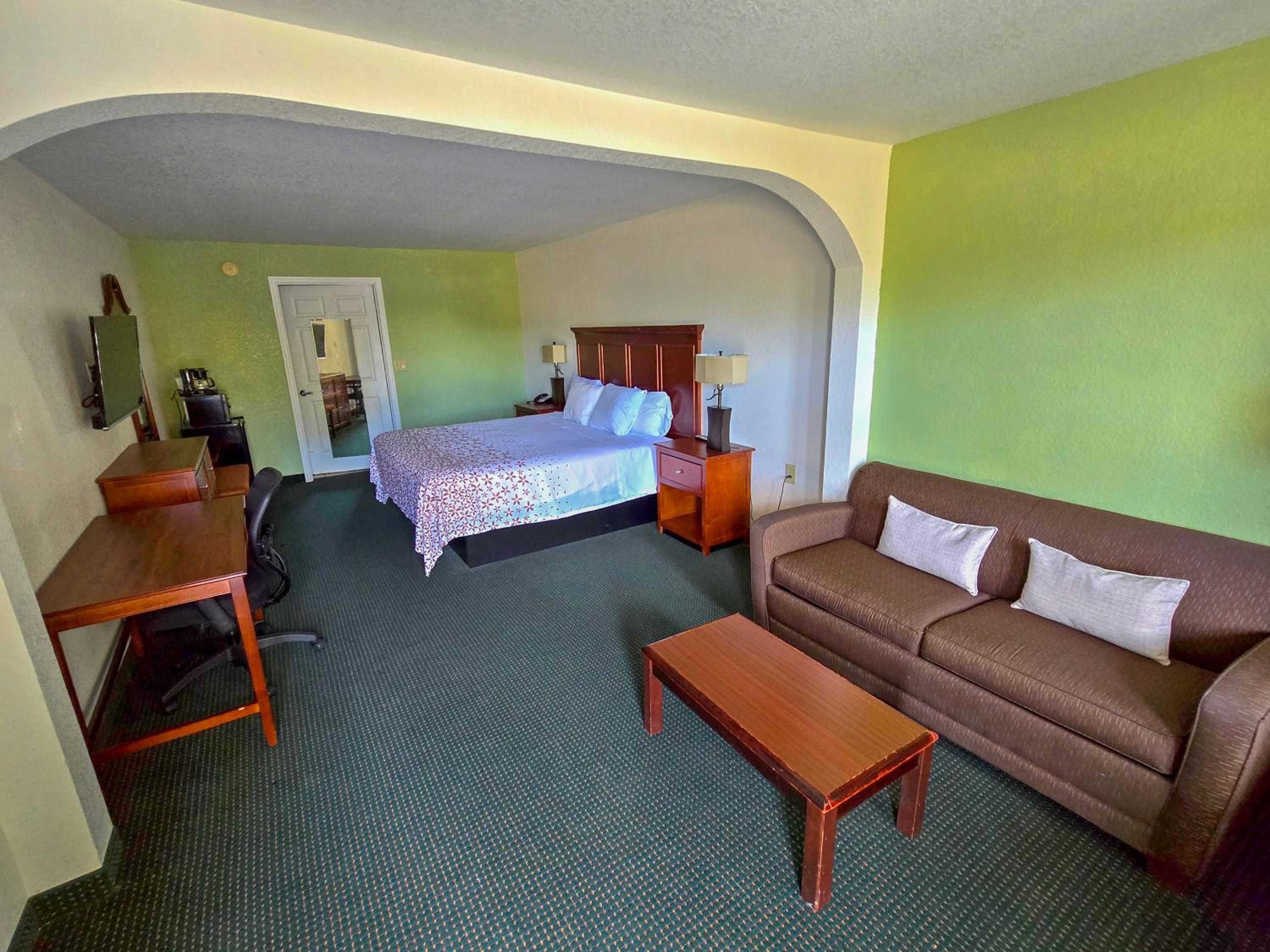 Garden Inn and Suites near Callaway Gardens Pine Mountain - Property Image 1