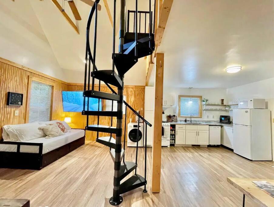 Romantic Cabin, Hot Tub, Lake Access, OutdoorLiving! - Property Image 2
