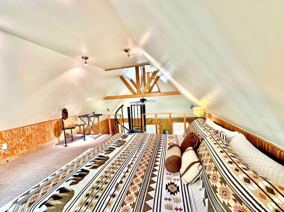 Romantic Cabin, Hot Tub, Lake Access, OutdoorLiving! - Property Image 1