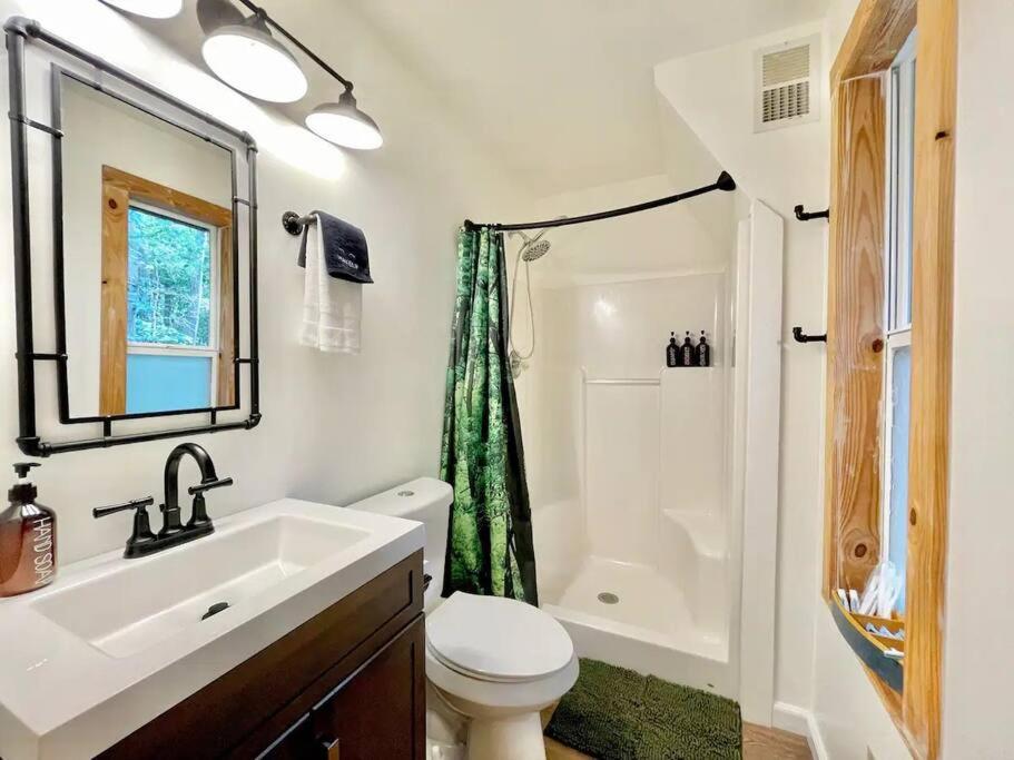 Romantic Cabin, Hot Tub, Lake Access, OutdoorLiving! - Property Image 12