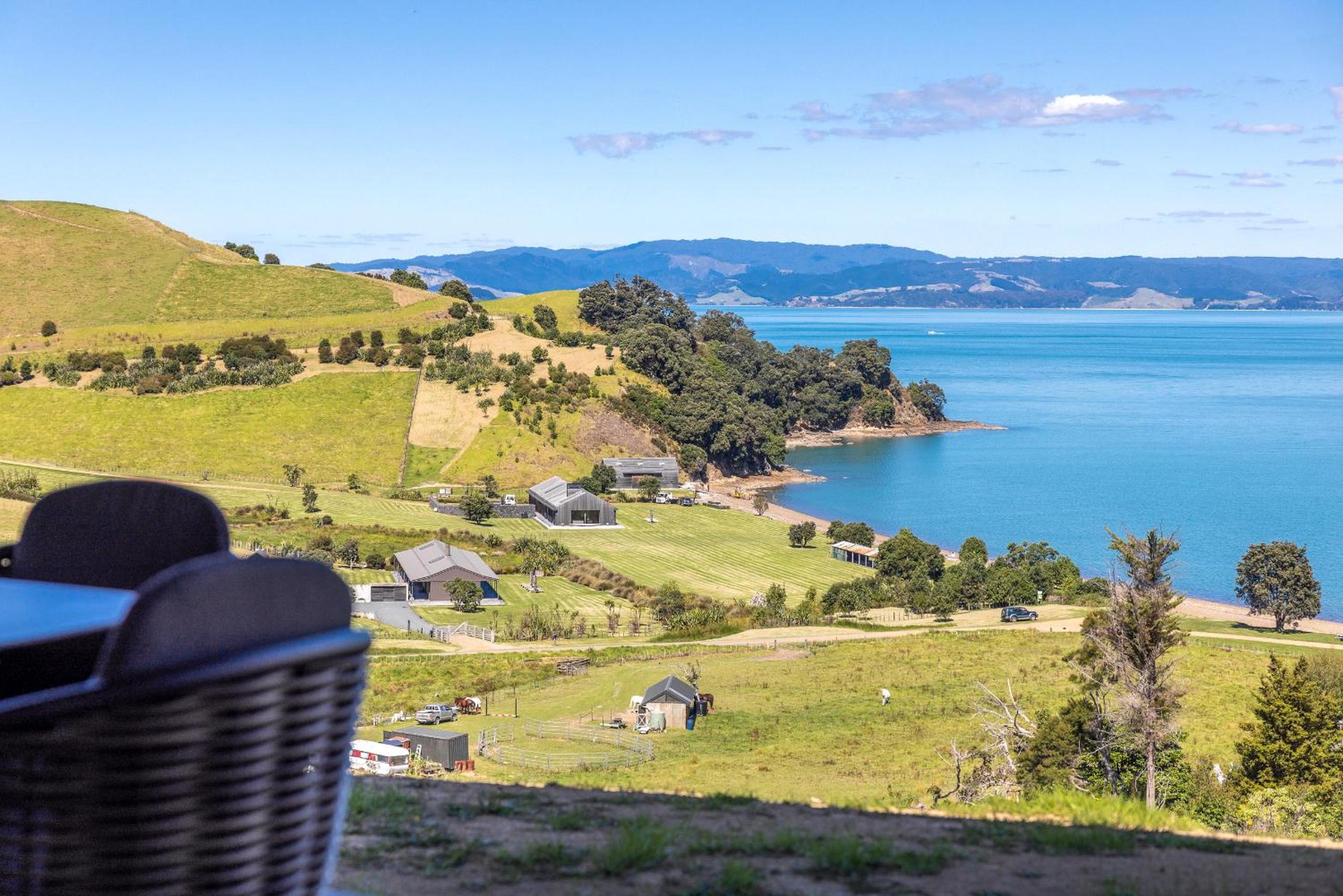 The Keep, with panoroma bay views and perfect for couples view 3