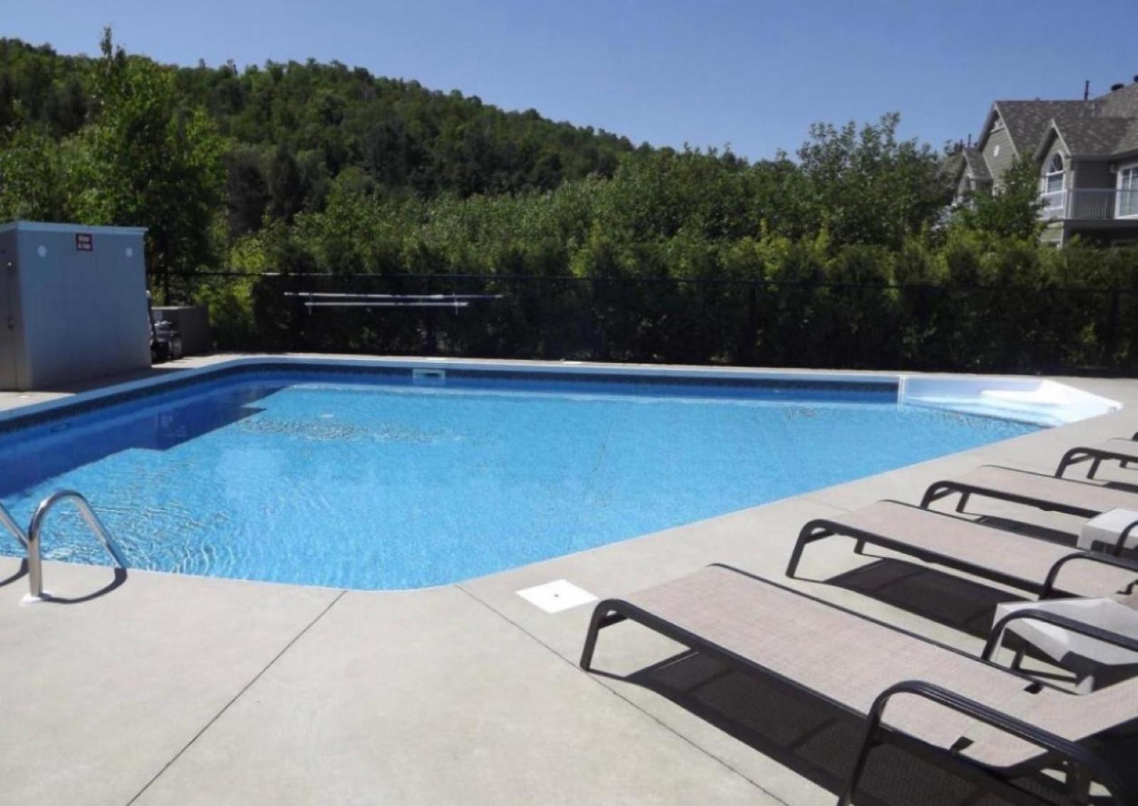 Chalet Saint-Sauveur with heated pool during Summer and Ski in Ski out!