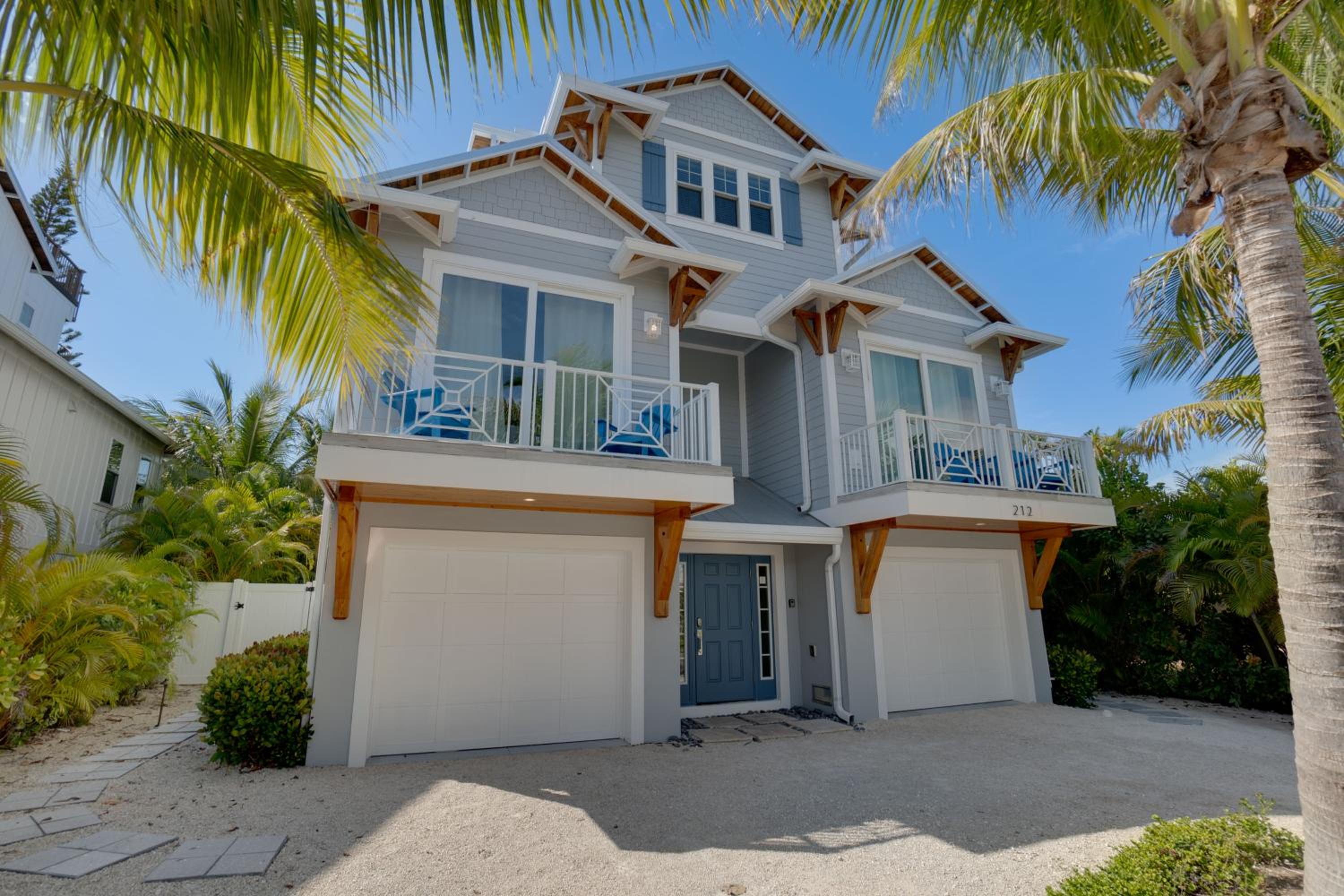 Surfer's Dream, 4 King beds, 4 trundle beds, 6 full baths, pet-friendly with a rooftop deck!