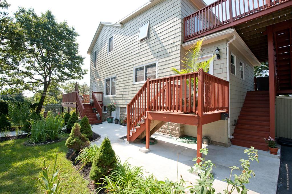 Modern Beautiful Apartment-5 Beds-Full Kitchen-Parking-Super Clean-Great for Groups view 4