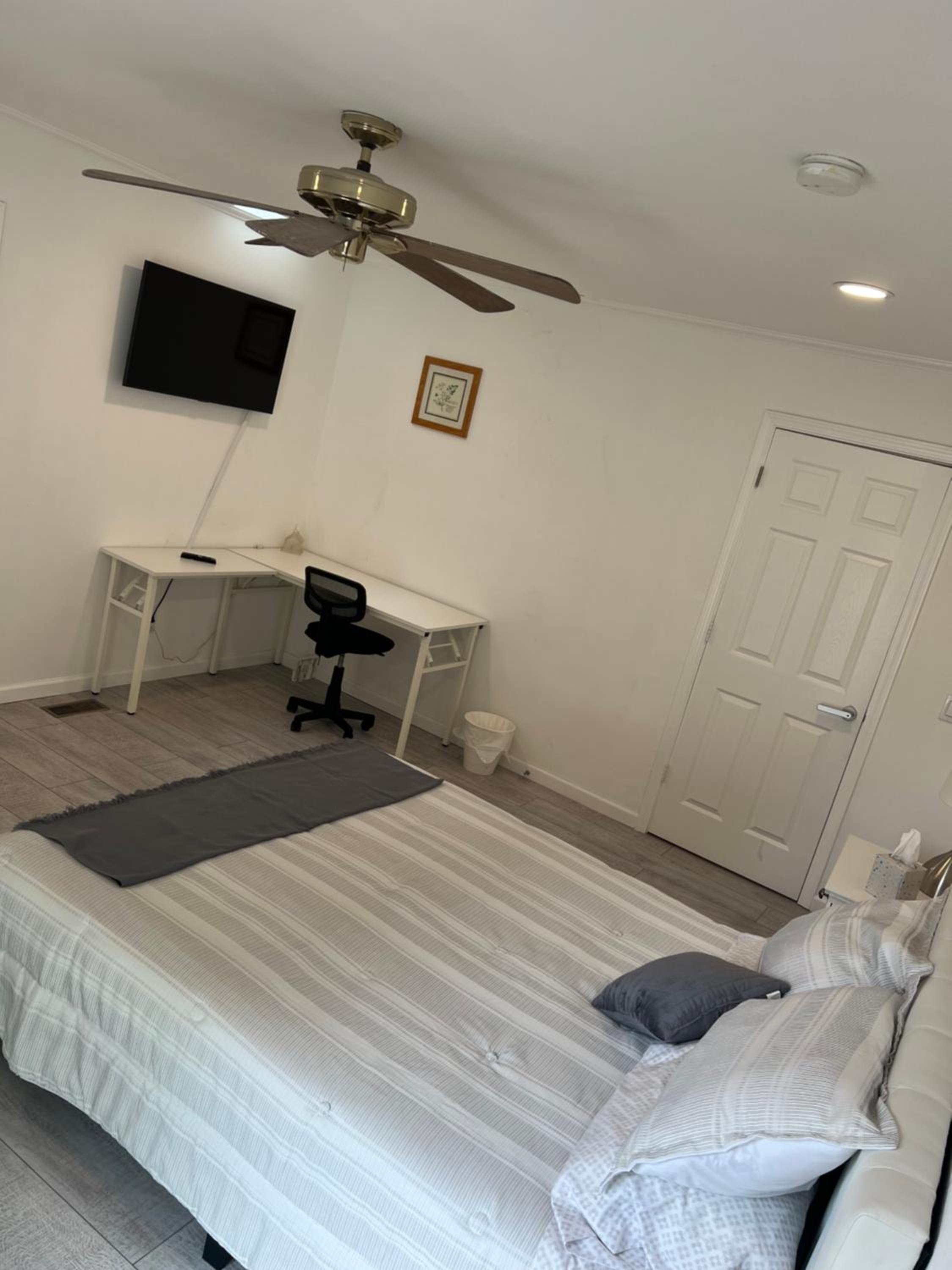 Cozy private suite 5 min from Saint Francis Hospital and Woodland Hills Mall view 4