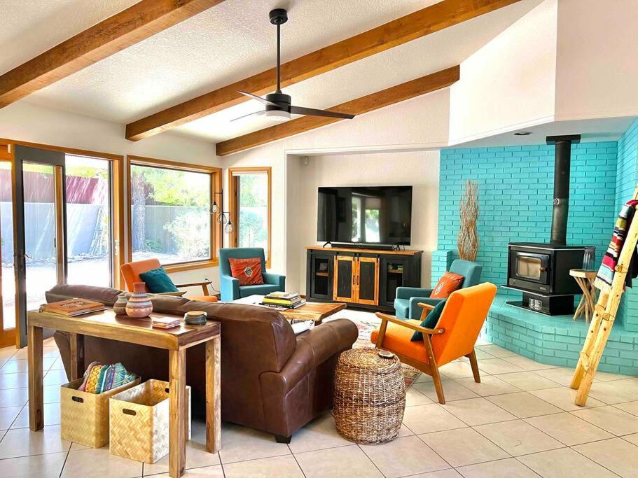Southwest Gem -Perfectly Placed for hikes and fun view 3