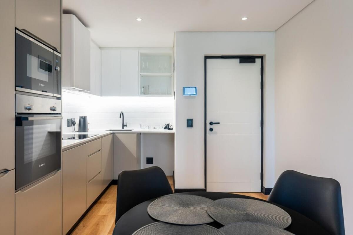Marvol 101 - Spacious 1 Bedroom Near Beach & Cafes-Secure Parking-WIFI-Generator
