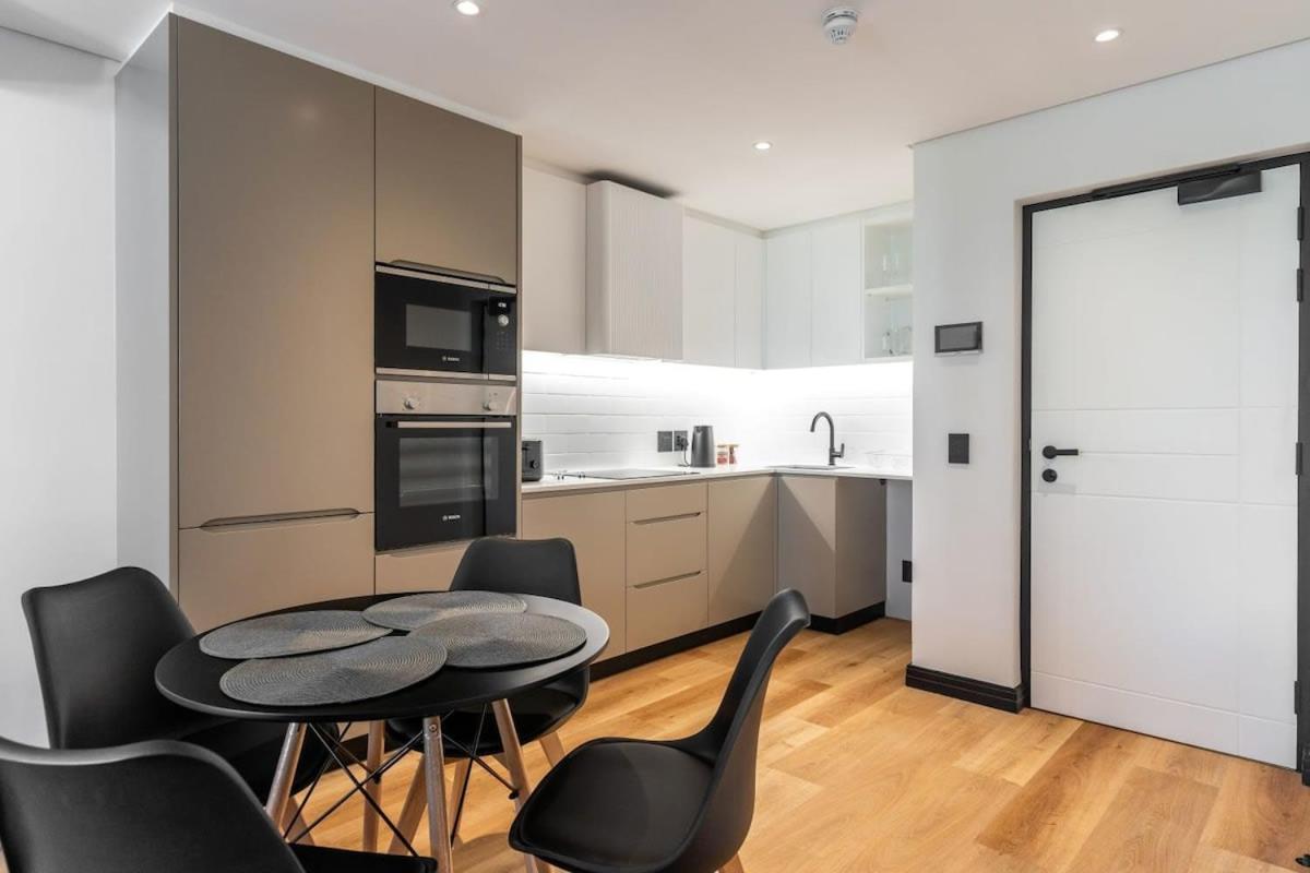 Marvol 101 - Spacious 1 Bedroom Near Beach & Cafes-Secure Parking-WIFI-Generator